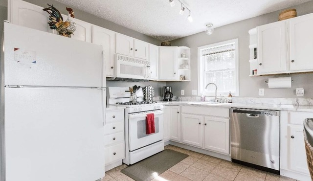 BEAUTIFUL SUPER CLEAN HOME W/ VIEWS NR TRYON INTL. EQUESTRIAN CENTER & WINERIES