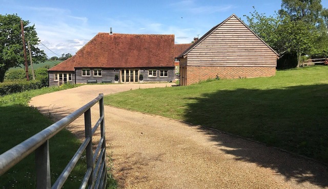 Beautiful Sussex Barn in the vale of Ashburnham sleeps 10