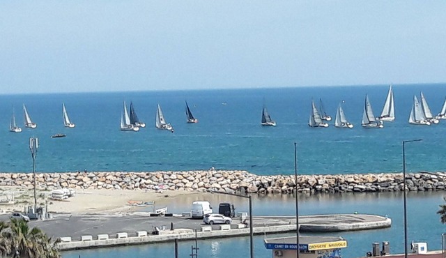 Beautiful T2 facing sea, port and beach in Canet furnished to nine apartment redone total