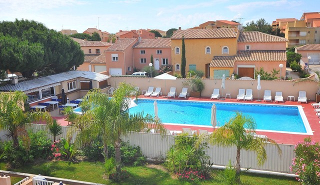 Beautiful T2 Mezzanine 6 p. 250m from the BEACH with HEATED POOL & TENNIS (202)