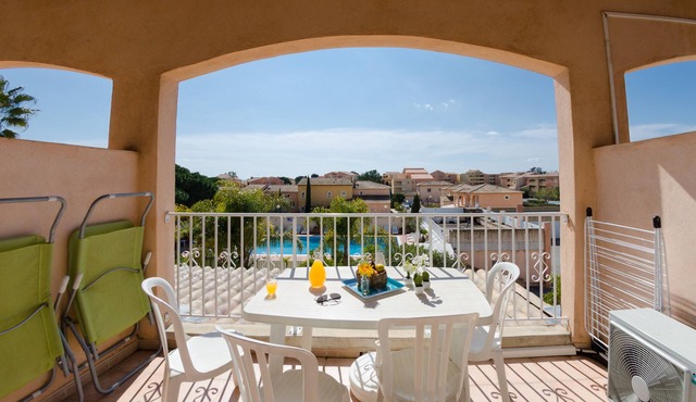 Beautiful T2 Mezzanine 6 p. 250m from the BEACH with HEATED POOL & TENNIS (204)