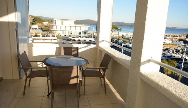 Beautiful T2 apartment on 1st floor on the Port of La Londe Les Maures