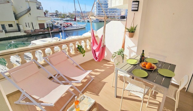 Beautiful T2 Standing on the water, beach walk, 2 terraces, full center