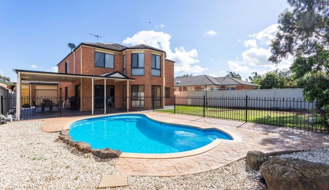 Beautiful Tarneit Family Home with Pool