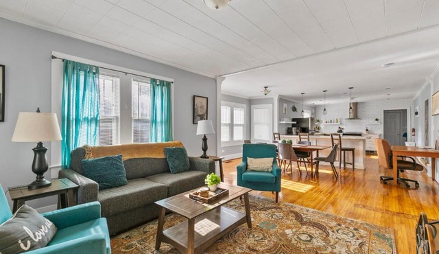 Beautiful Tarrant Home-Minutes to Airport and Downtown