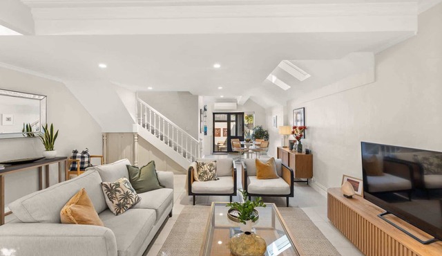 Beautiful Terrace Home with Courtyard