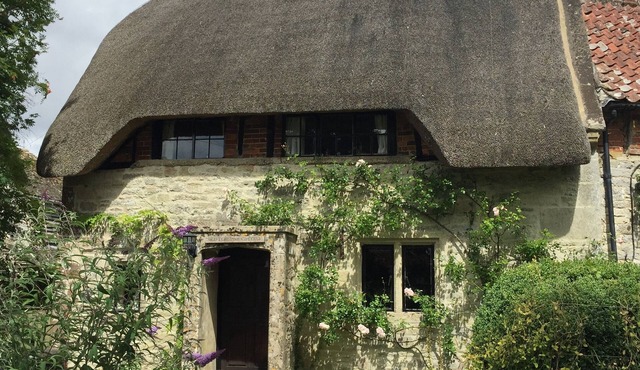 Beautiful Thatched Grade II Listed Cottage near Stonehenge & Salisbury