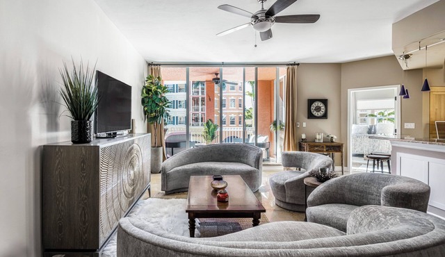 Beautiful Three-Balcony Unit - With Bayviews. Walk to 5th Ave DT and The Beach!