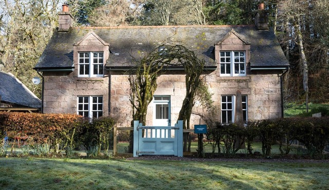 Beautiful three-bedroom countryside house offering relaxed, comfortable accommodation with views over the River Dye. Sleeps 6.