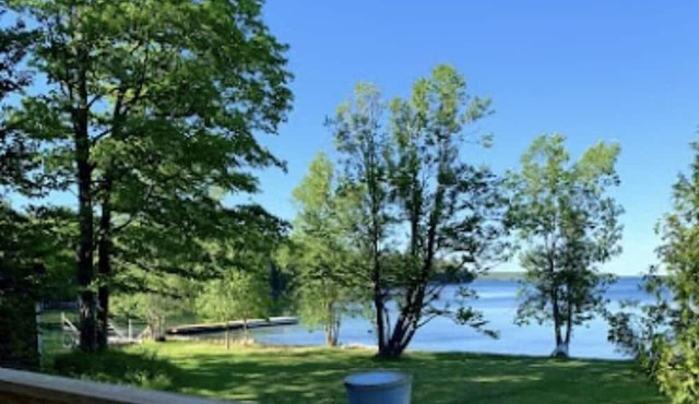 Beautiful three bedroom cottage on sand beach in Long Bay, Lake Kagawong