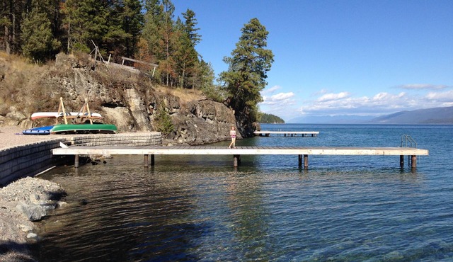 Beautiful timber frame Finley Point home, lake frontage. High speed internet.