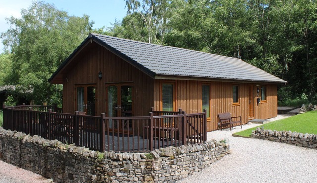 Beautiful timber lodge, nestled in tranquil wildlife haven with mountain views.