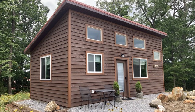 Beautiful Tiny Home on Lovely Horse Farm!! Nature views and seasonal gardens!