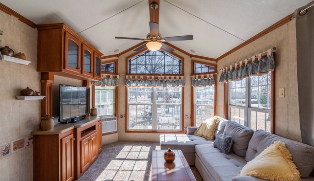 Beautiful Tiny Home Overlooking the Pond