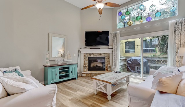 Beautiful Townhome 2 Blocks from the beach with beach cruisers!