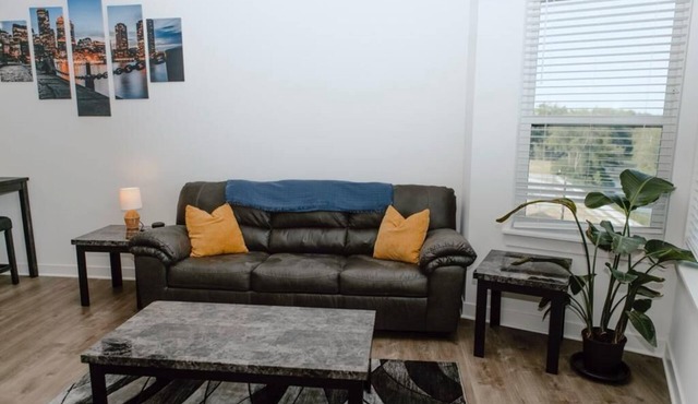 Beautiful Top Floor 1BR with Free Parking & River View