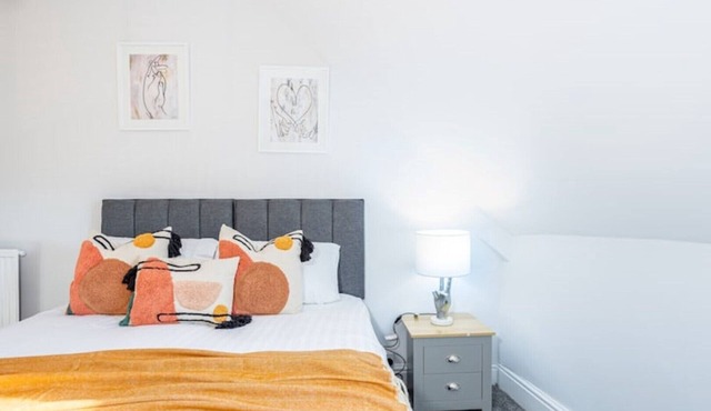 Beautiful top floor Apartment close to the beach and outdoor pool!