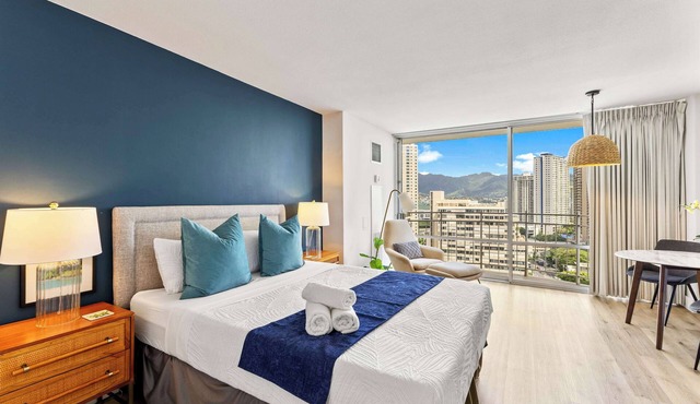 Beautiful Top Floor Waikiki Studio! Walk to Beach!