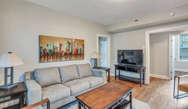 Beautiful Tower Grove Unit, Recently Renovated 2S