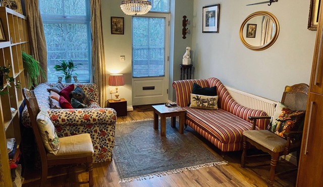 Beautiful Town Centre Apartment With River Terrace