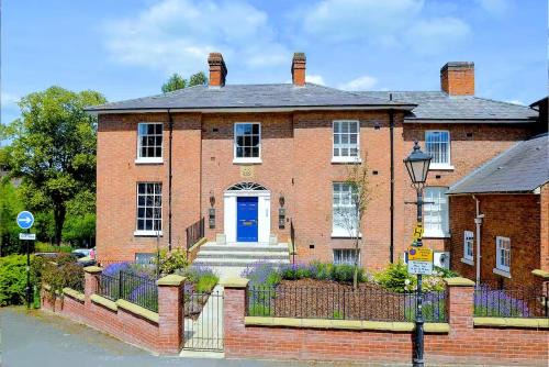 Beautiful Town Centre Apartment 110 Square Metre With Parking WEEKLY and MONTHLY Reduced Rates