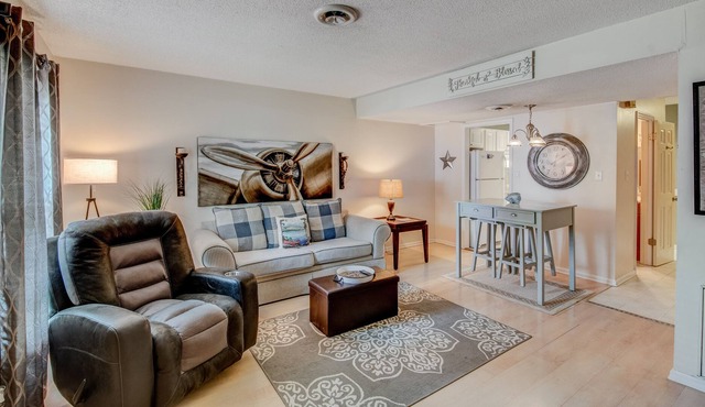Beautiful Townhome, Steps from the Lake
