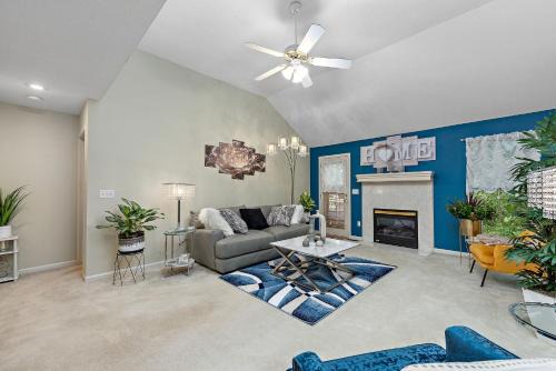 Beautiful Townhome 11 minutes to Downtown townhouse