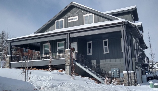 Beautiful Townhome Centrally Located Pet Friendly Hot Tub & Bonus Basement Room