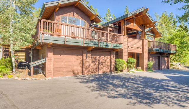 Beautiful townhome w/lakeview, fireplace, mountain view, grill, & washer/dryer