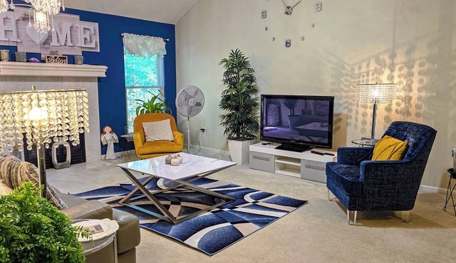 Beautiful Townhome 11 minutes to Downtown, Kansas City, 15 mins to MCI Airport .