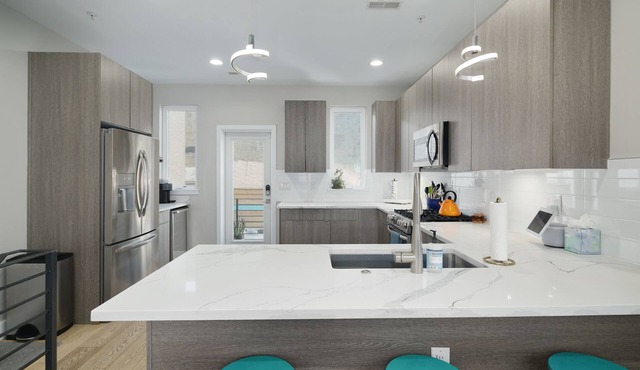 Beautiful Townhome - fully furnished with home gym and hot tub!