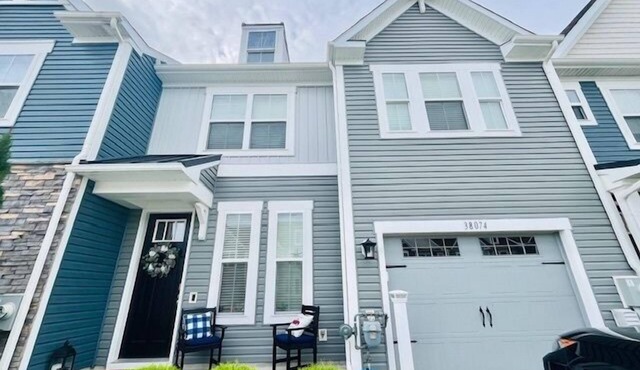 Beautiful townhome with community pool, shuttle to Bethany, and more!