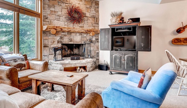 Beautiful townhome w/ private hot tub, shared pool & mountain views!