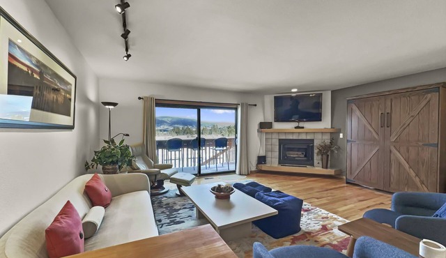 Beautiful Townhouse, Gorgeous Views, King Bed, Private Deck, Hot Tub - 732B