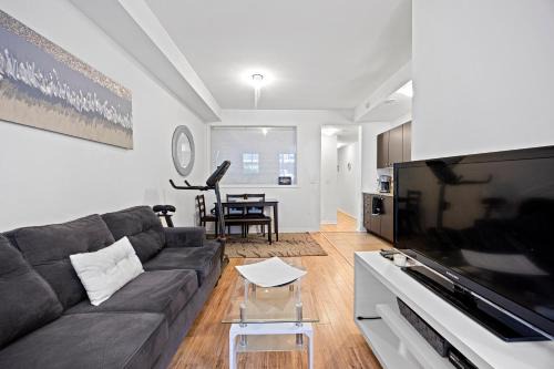 Beautiful Townhouse Near Yorkdale Mall, Wilson Subway