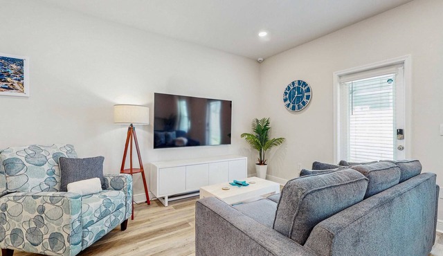 Beautiful townhouse with plenty of space, full kitchen & close to beach