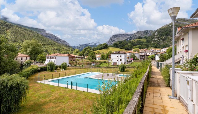 Beautiful townhouse with community pool for nature lovers.