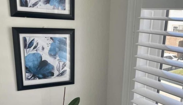 Beautiful Townhouse with oasis backyard and free parking x2