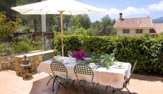 Beautiful townhouse with garden, communal pool in Calpe, 4 km from the beach.