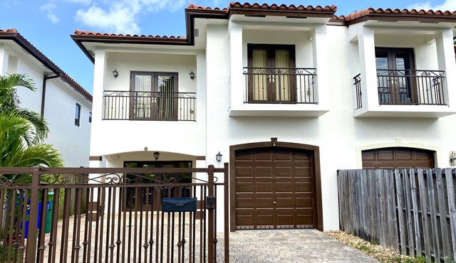 Beautiful Townhouse with private pool near Coconut Grove, Coral Gables, M. Bch