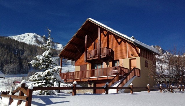 Beautiful traditional chalet sleeps 12 in the heart of Réallon resort