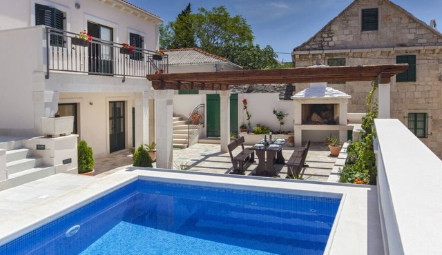 Beautiful Traditional Dalmatian Stone Villa, Private Pool & Sea View, just 200 meters to the Beach!