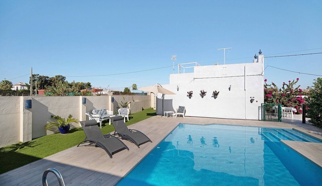 Beautiful Traditional House with Pool, Wi-Fi, Air Conditioning, Terrace and Garden