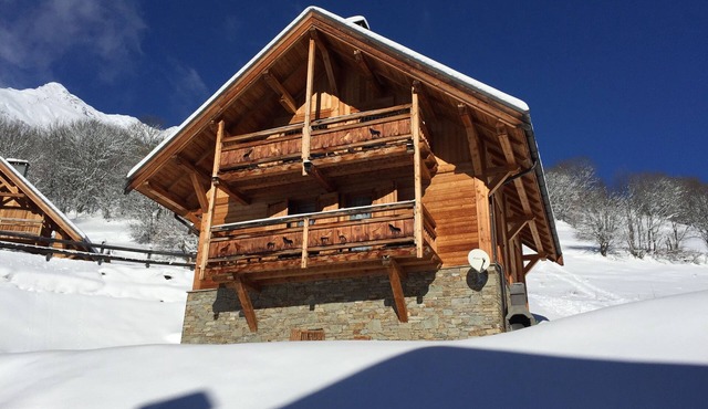 Beautiful Traditional Wooden Detached 4 bedroom Luxury Chalet In Prime location