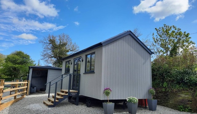 Beautiful tranquil Cabin nestled in nature, near Padstow & 7 Bays, pet friendly