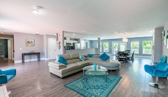 Beautiful tranquility, 1 block from the Indian River with heated pool