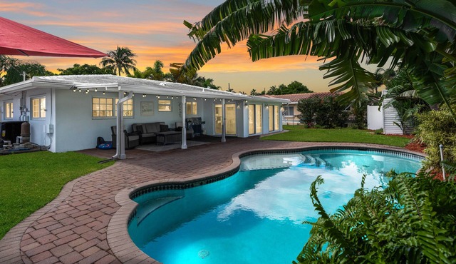 Beautiful tropical villa with heated pool, modern furniture - close to the beach