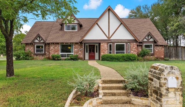 Beautiful Tudor Style home centrally located, and packed with amenities!