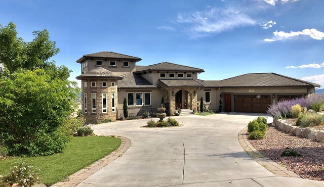 Beautiful Tuscan Home Overlooking Colorado Springs