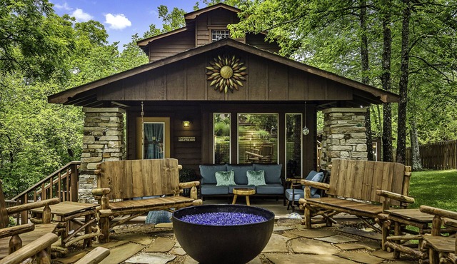 Beautiful two bedroom cabin with a five minute walk to Eureka Springs Main St